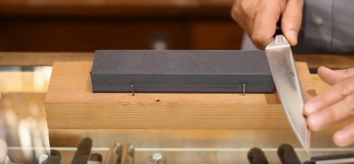 Tout d'abord, le couteau est positionné de manière à ce que la pierre soit plus proche du manche.