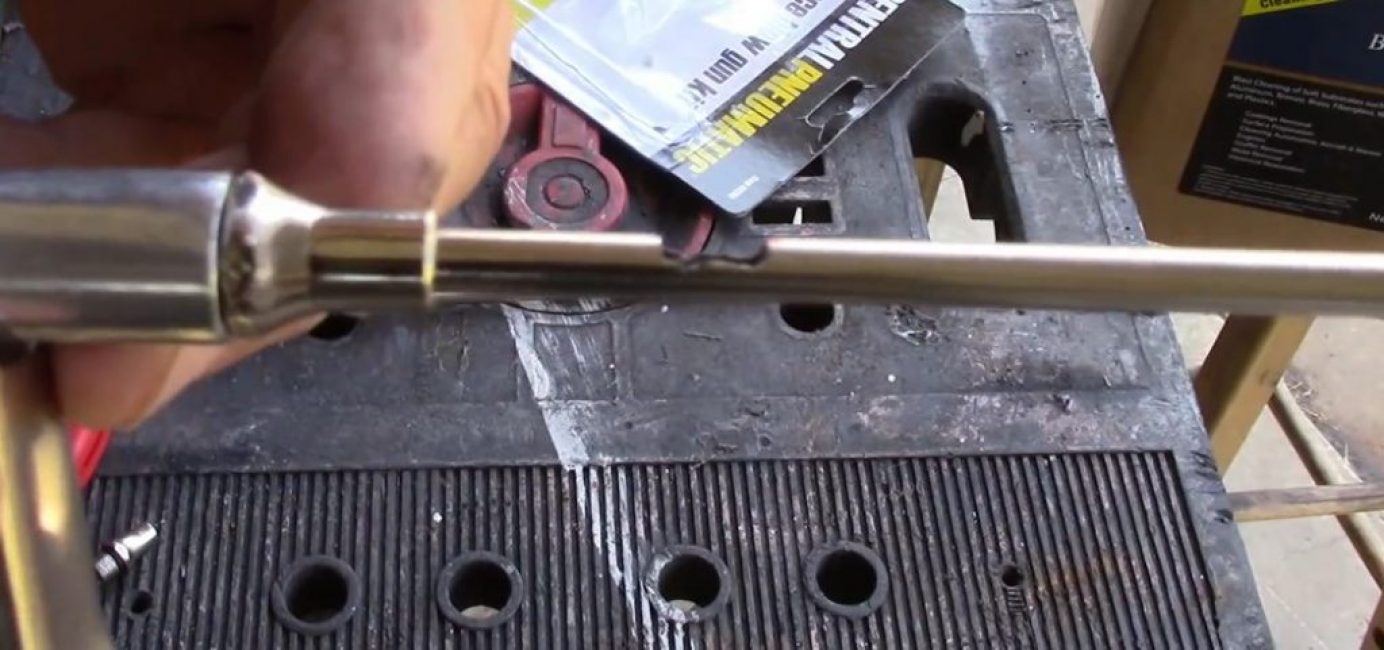 La moitié ou une partie légèrement plus petite du tube est retirée