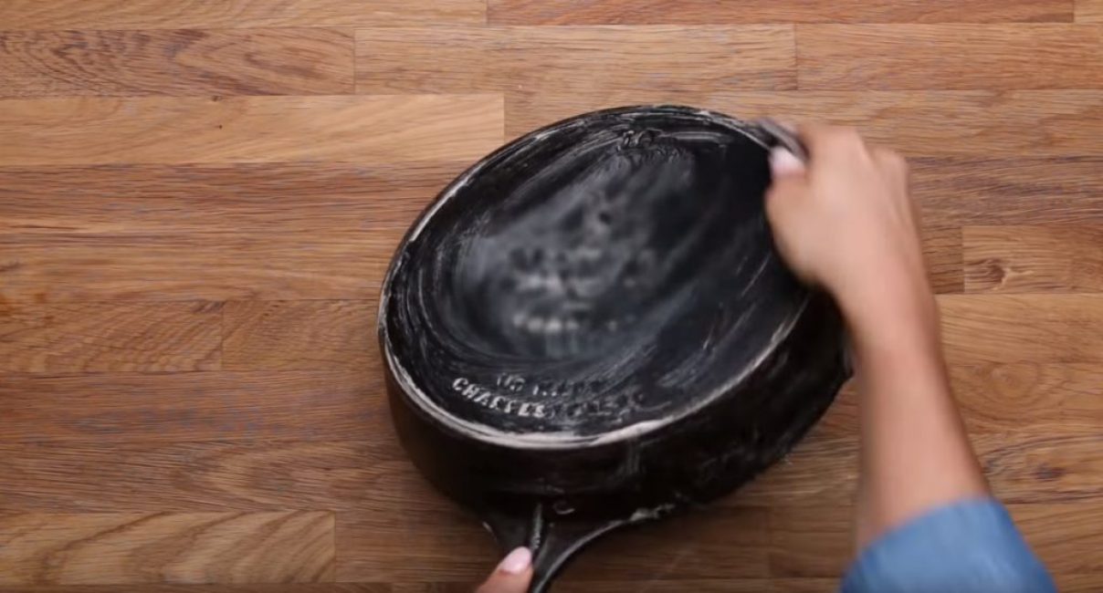 Le fond et les côtés de la casserole, et même sa poignée, sont traités de la même manière.