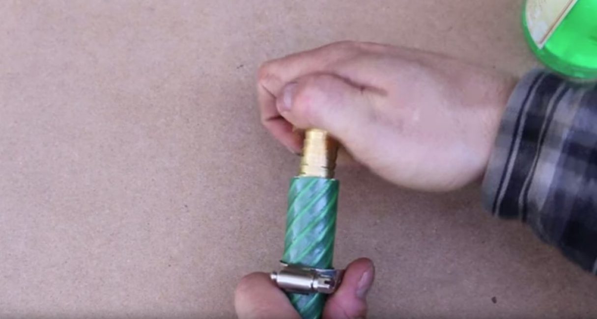 Le raccord est inséré dans le tuyau