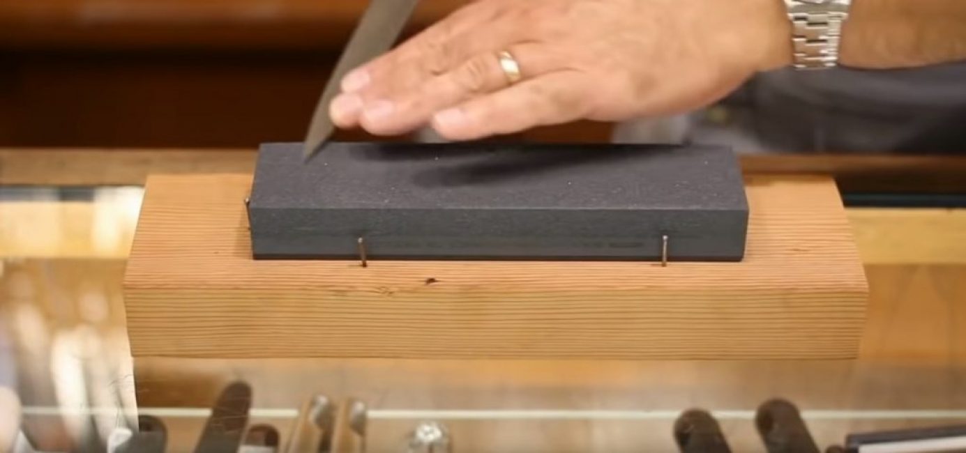 La position du couteau à la fin du passage à travers la pierre