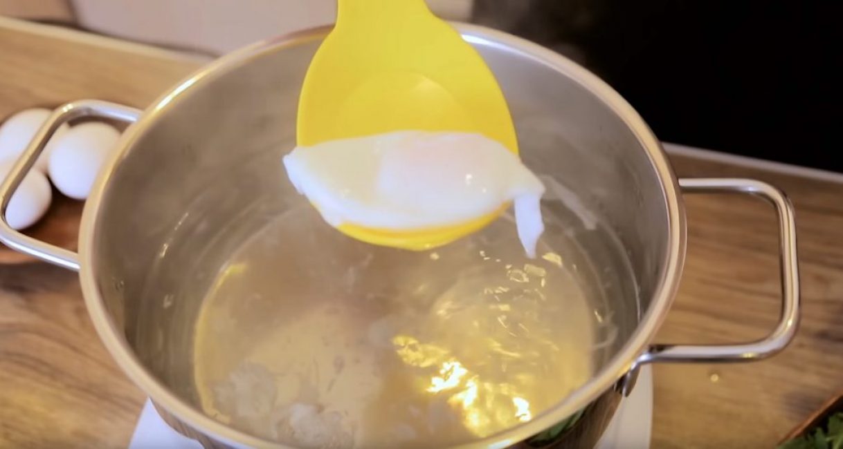 L'oeuf est sorti avec une cuillère