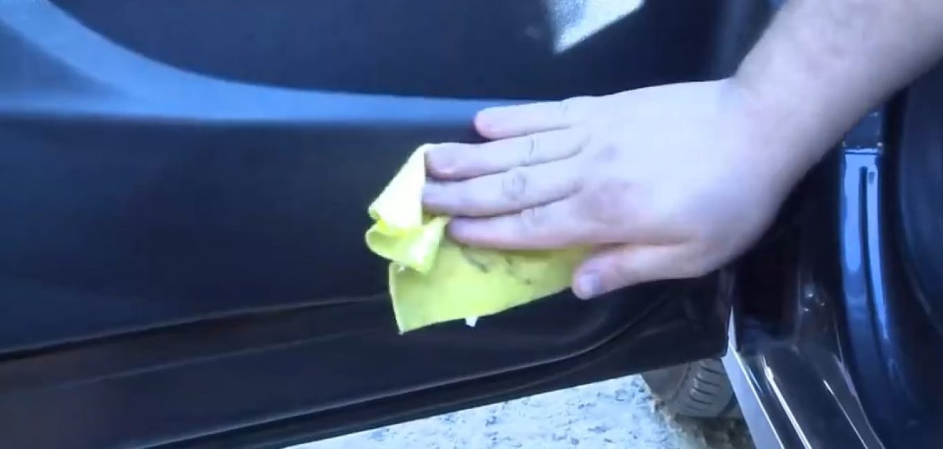Nettoyage des portes de voiture