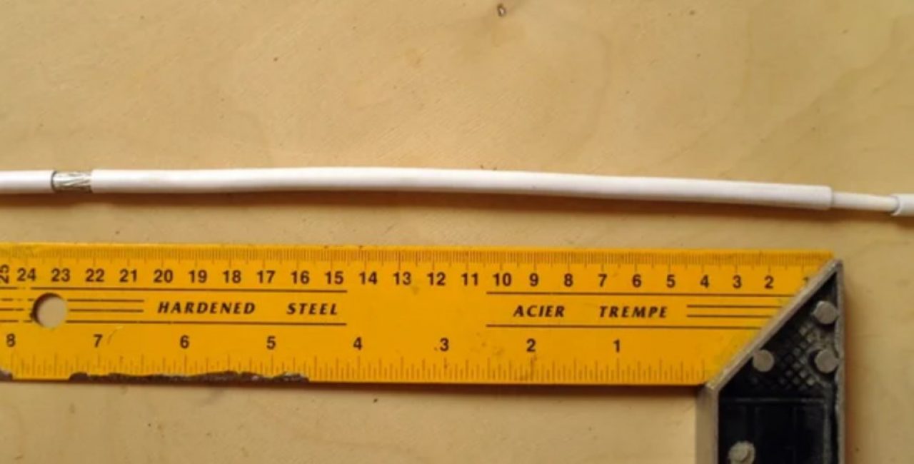 On enlève 1 cm de la gaine extérieure du câble