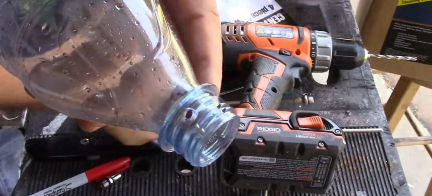 Trous des deux côtés du goulot de la bouteille