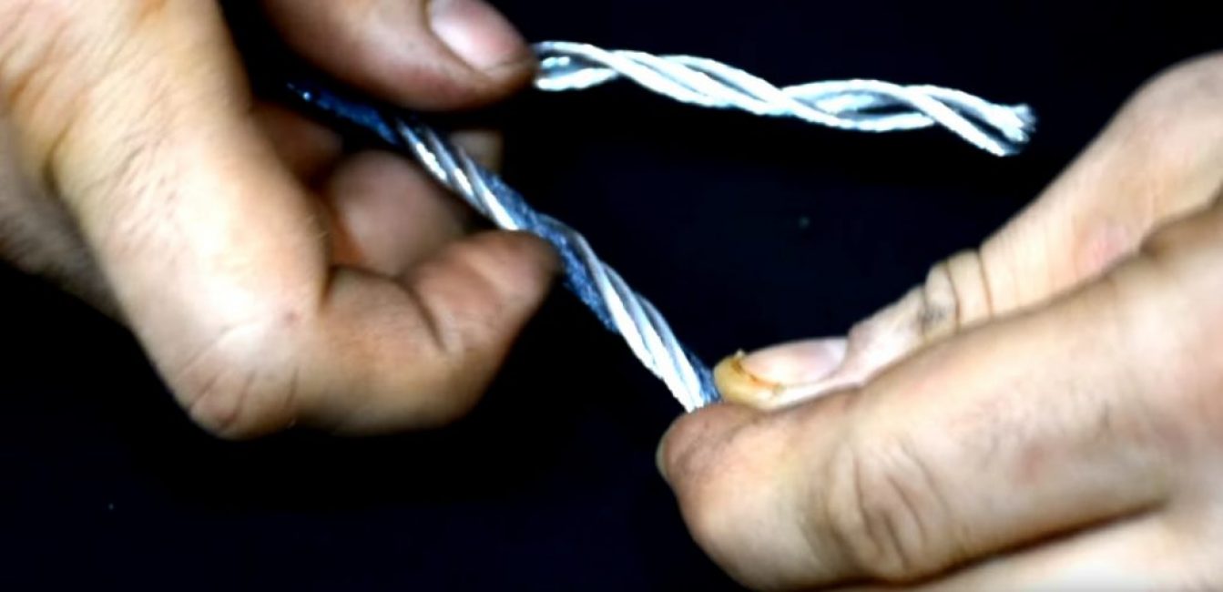 Et commencez à démêler la corde en faisant tourner l'un des groupes de fils dans le sens des aiguilles d'une montre