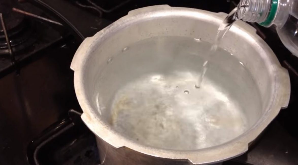 Ajouter 50 ml de vinaigre à l'eau bouillante