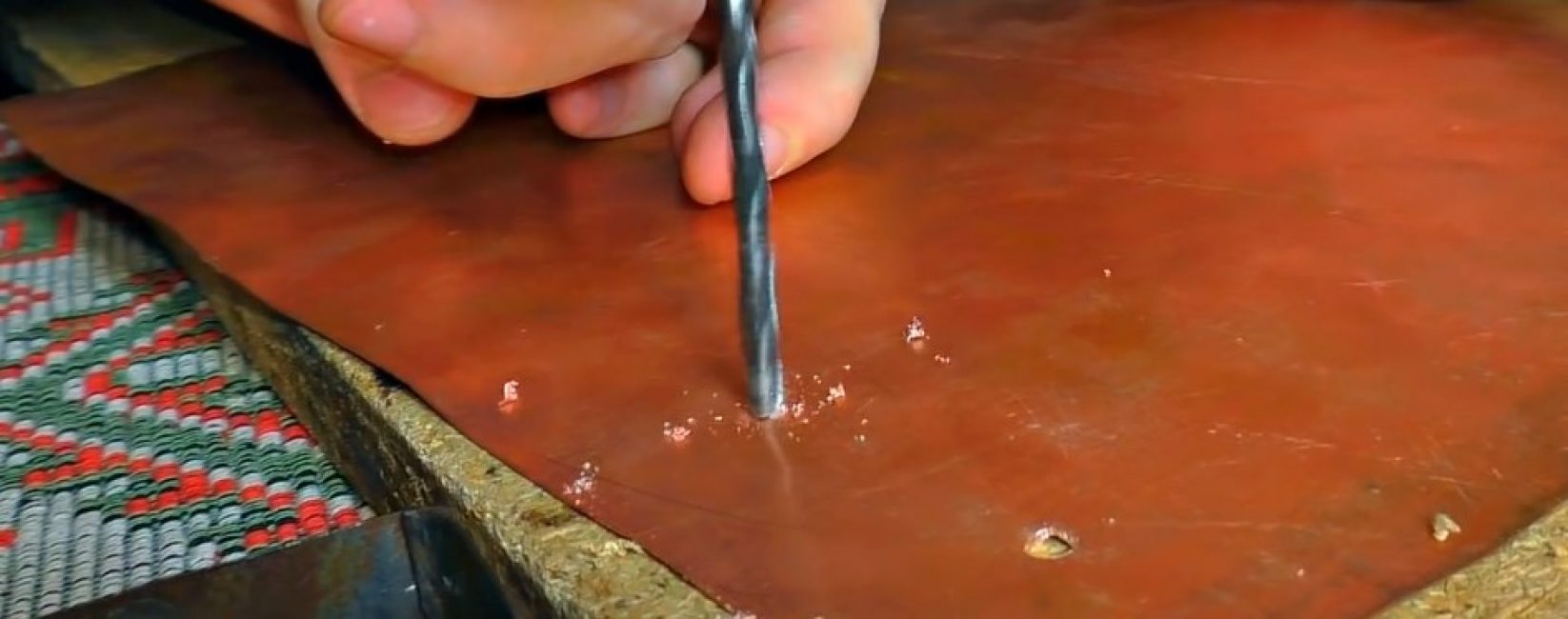 Centrage des cercles non découpés par perçage à travers la feuille de cuivre