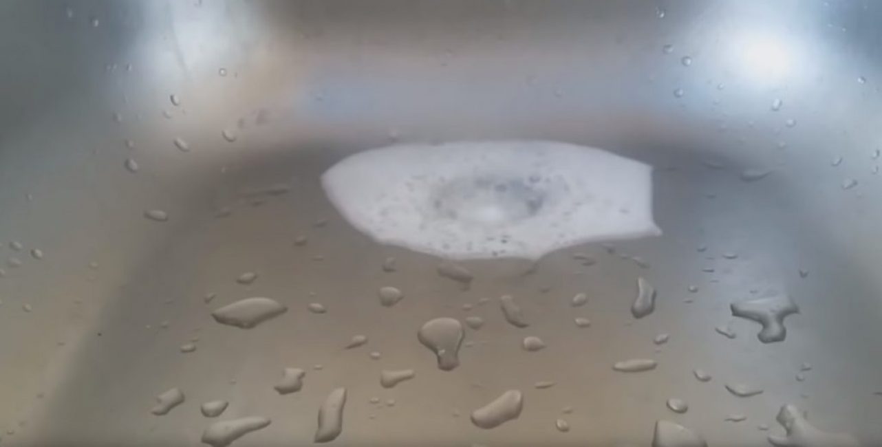 À la suite de l'interaction de deux réactifs, une réaction violente se produit