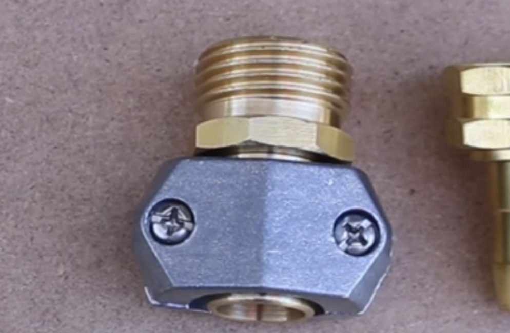 Pour éviter les blessures lors du fonctionnement du tuyau, vous pouvez utiliser un raccord spécial avec un clip