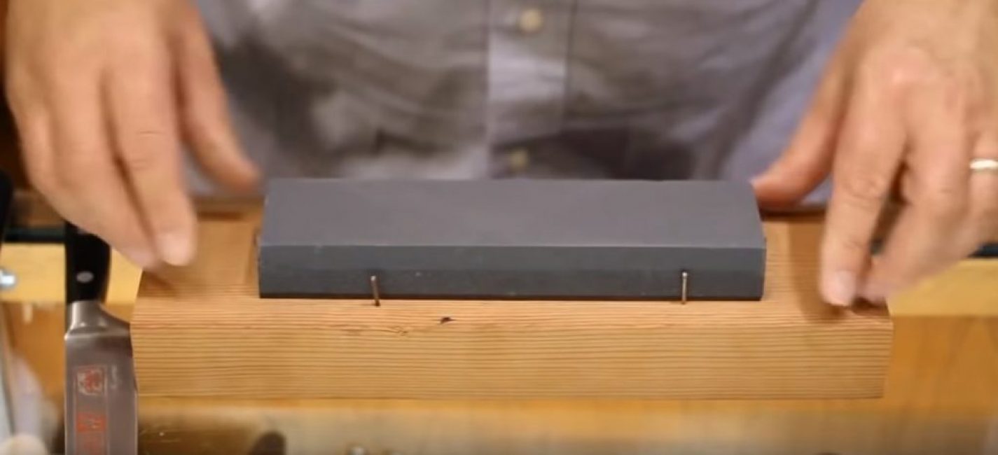 Pour ce faire, retournez la pierre avec le côté le plus lisse vers le haut.