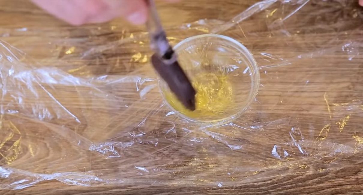 Lubrification du film dans un bol avec de l'huile d'olive