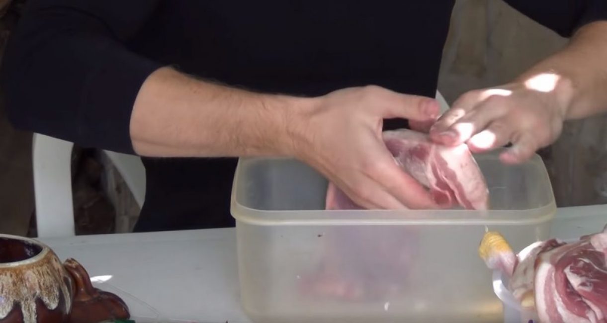 Tout d'abord, frottez la viande avec du sel.