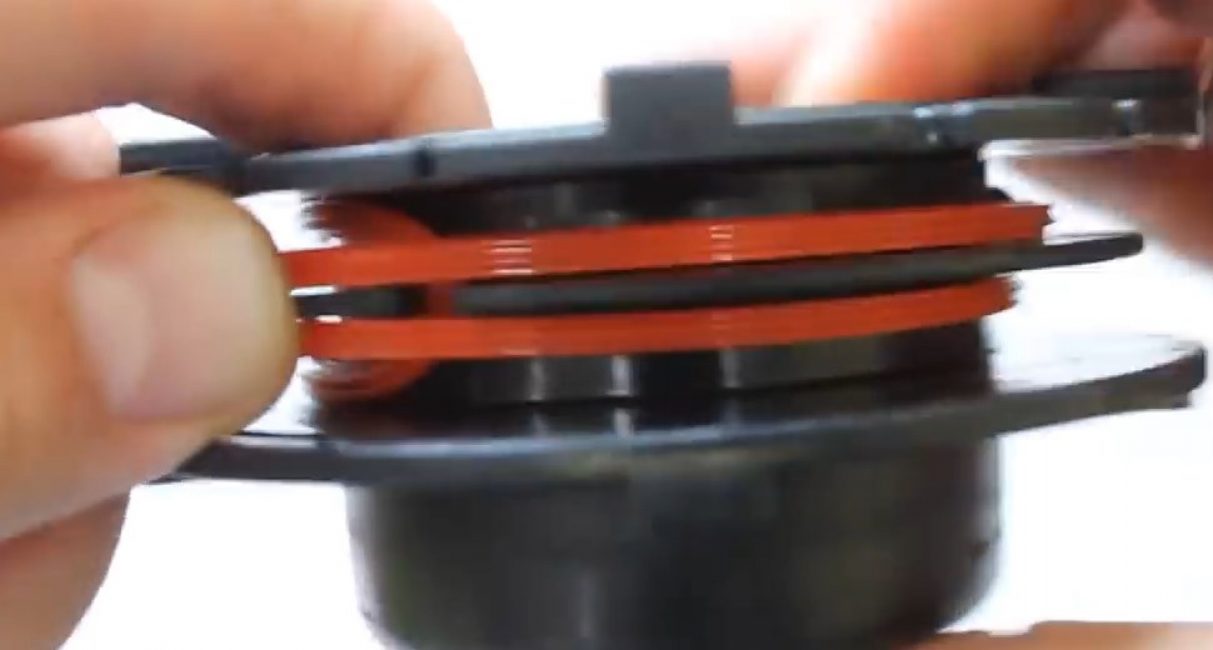 La ligne est insérée dans la fente