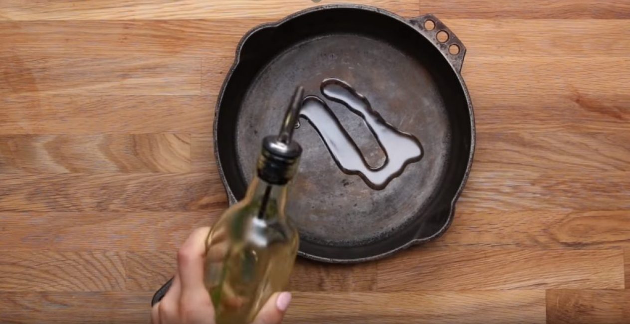 Au début du traitement, vous devez verser 5 à 10 ml d'huile de lin au fond de la casserole