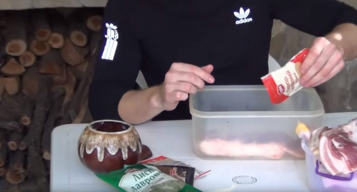 Une fois la viande salée, du poivre et du laurier y sont ajoutés.