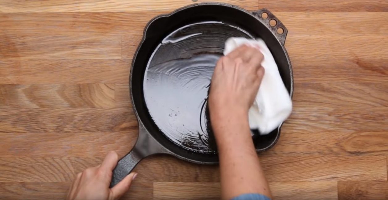 Après cela, l'huile est uniformément répartie sur toute la surface de la casserole avec une serviette en papier.