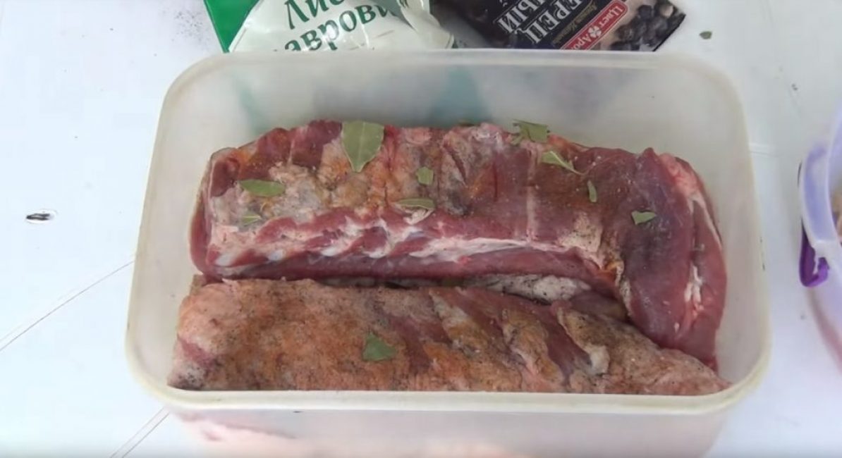 La viande finie est laissée au réfrigérateur pour le salage final.