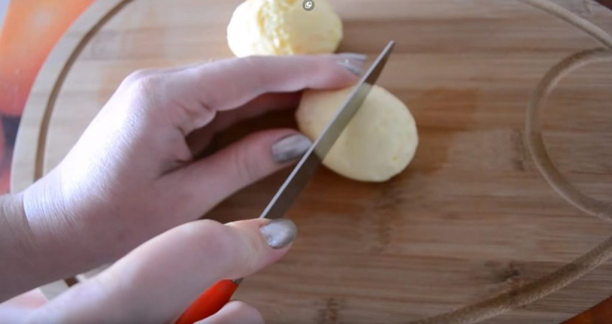 Couper un oeuf avec un couteau