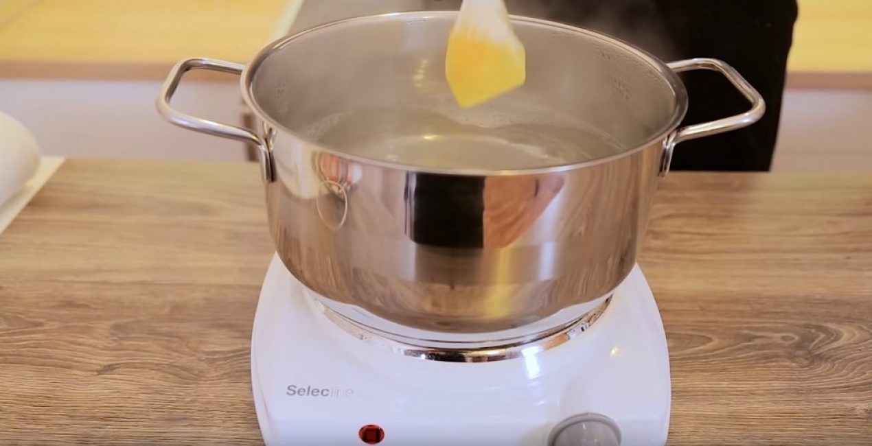 Placer le film avec l'œuf dans l'eau bouillante