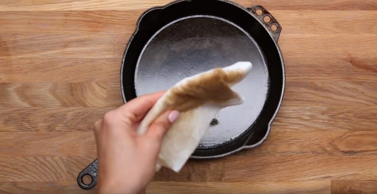 Légère salissure de la serviette après application d'une couche d'huile