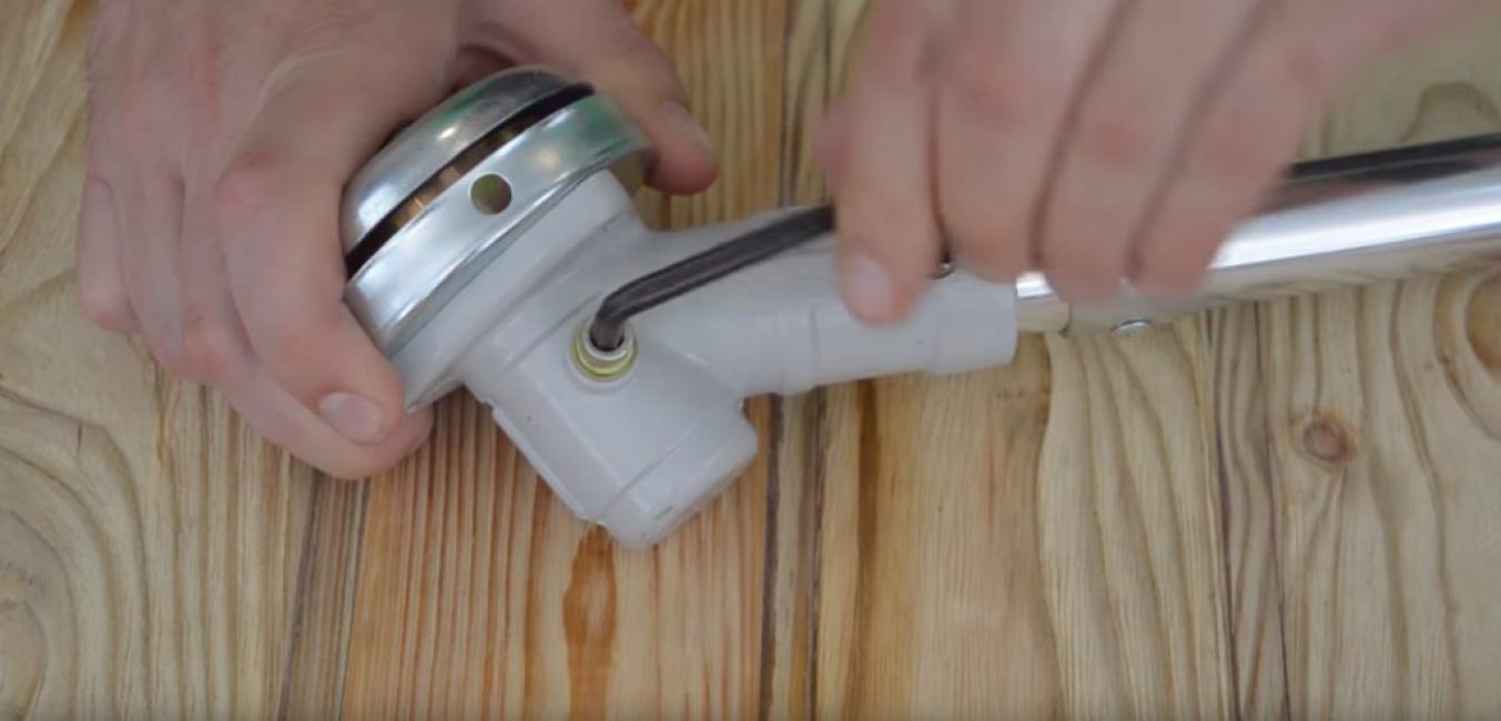 Dévisser la vis de la boîte de vitesses