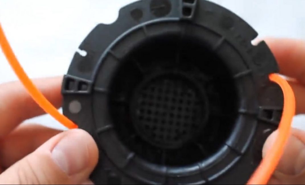 Une longue pièce est enroulée encore un demi-tour