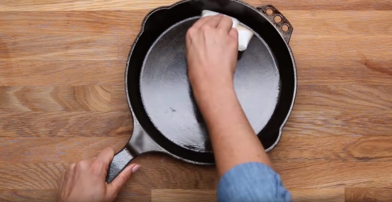 Essuyez à nouveau la surface de la casserole avec le côté propre de la serviette en papier