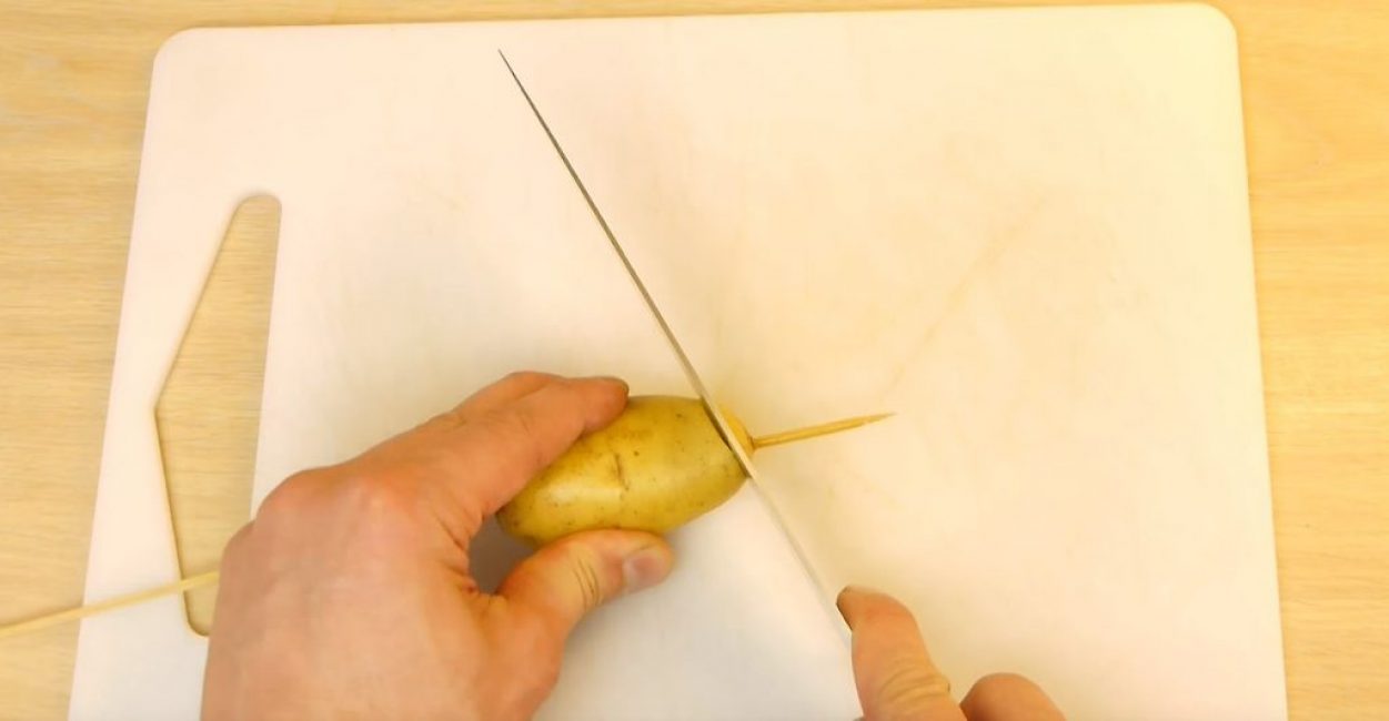 Et ils commencent à le couper à un angle de 30-45 °