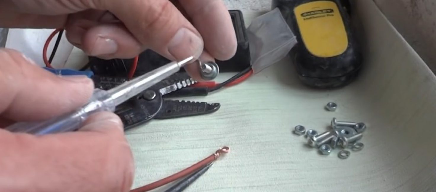 Vu de cette façon, l'œillet est placé avec un coude dans le sens des aiguilles d'une montre