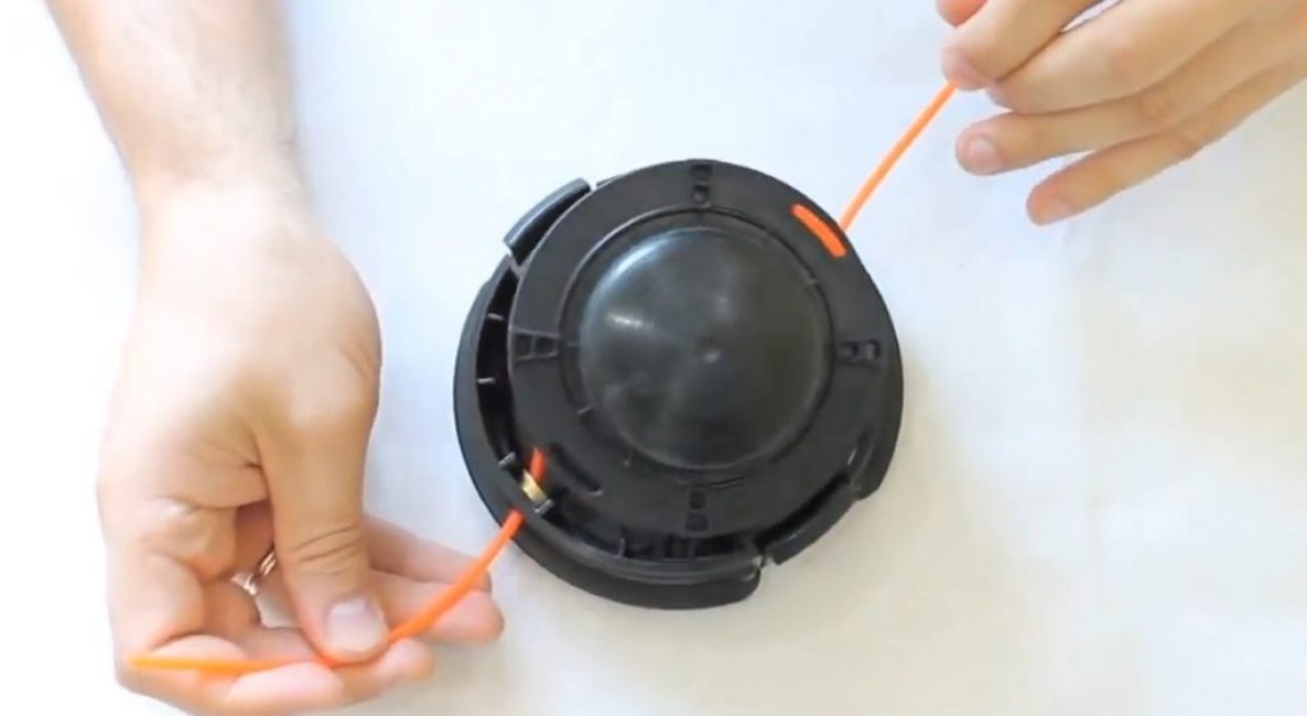 Les extrémités de la ligne de pêche sont tirées avec effort