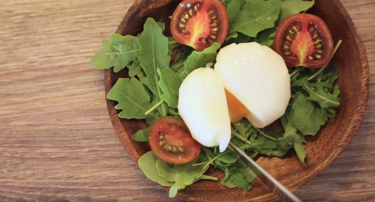 L'œuf doit être coupé avant de manger.