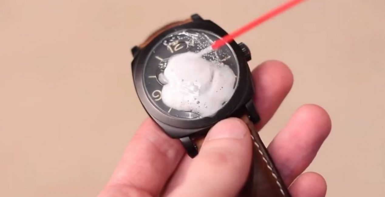 Le verre était taché de colle, mais le produit a fait face à cette contamination