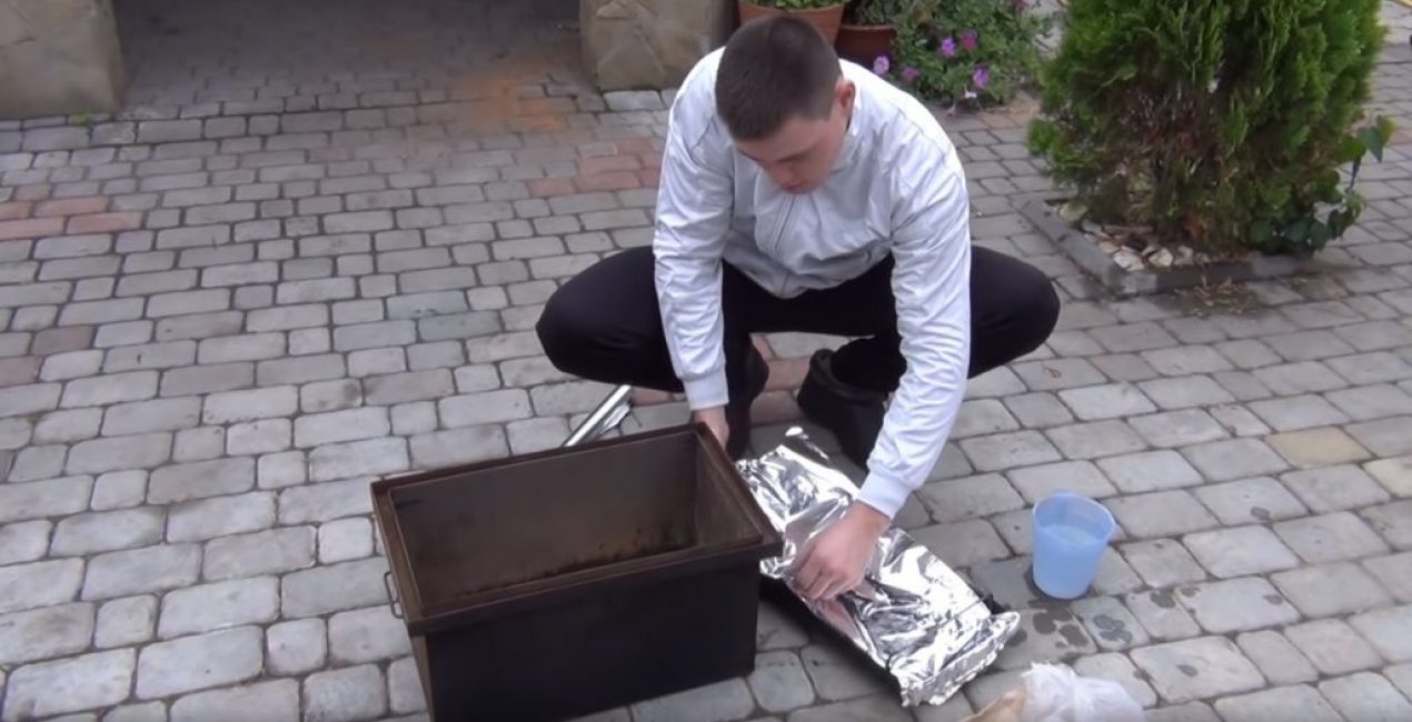Poser du papier d'aluminium sur une plaque à pâtisserie