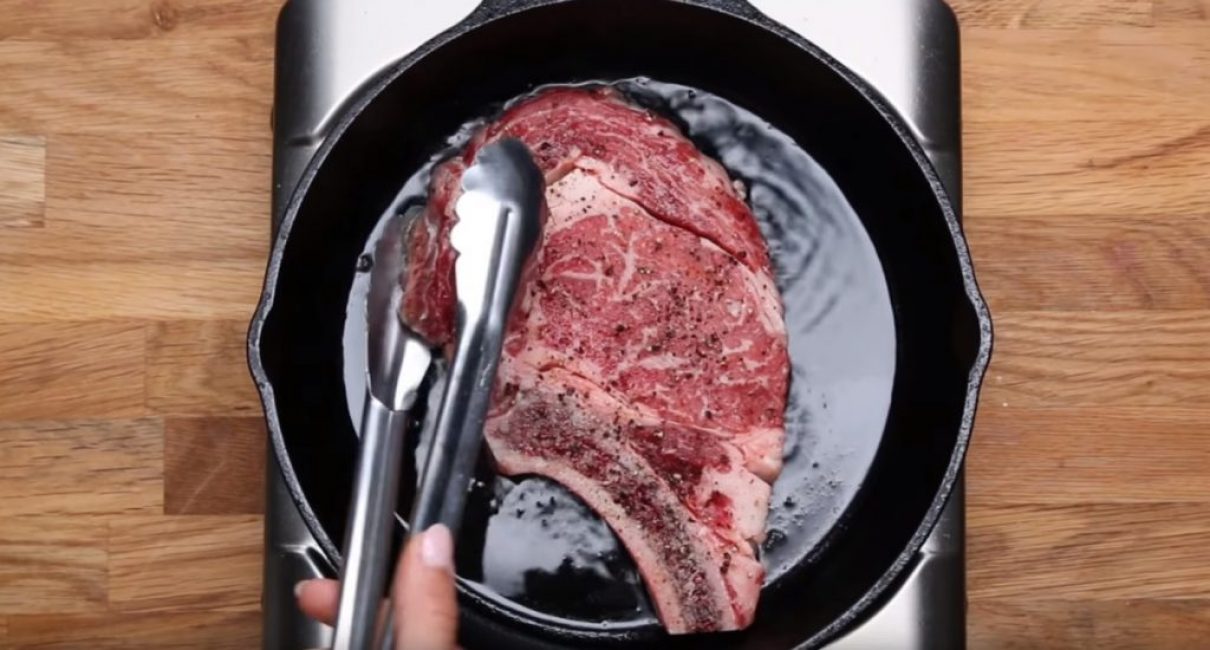 Essayer de retirer le steak de la poêle