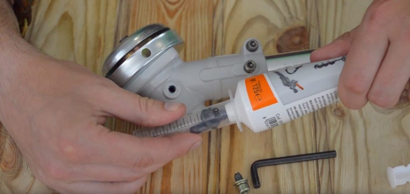 Remplir une seringue avec de la graisse à partir d'un tube