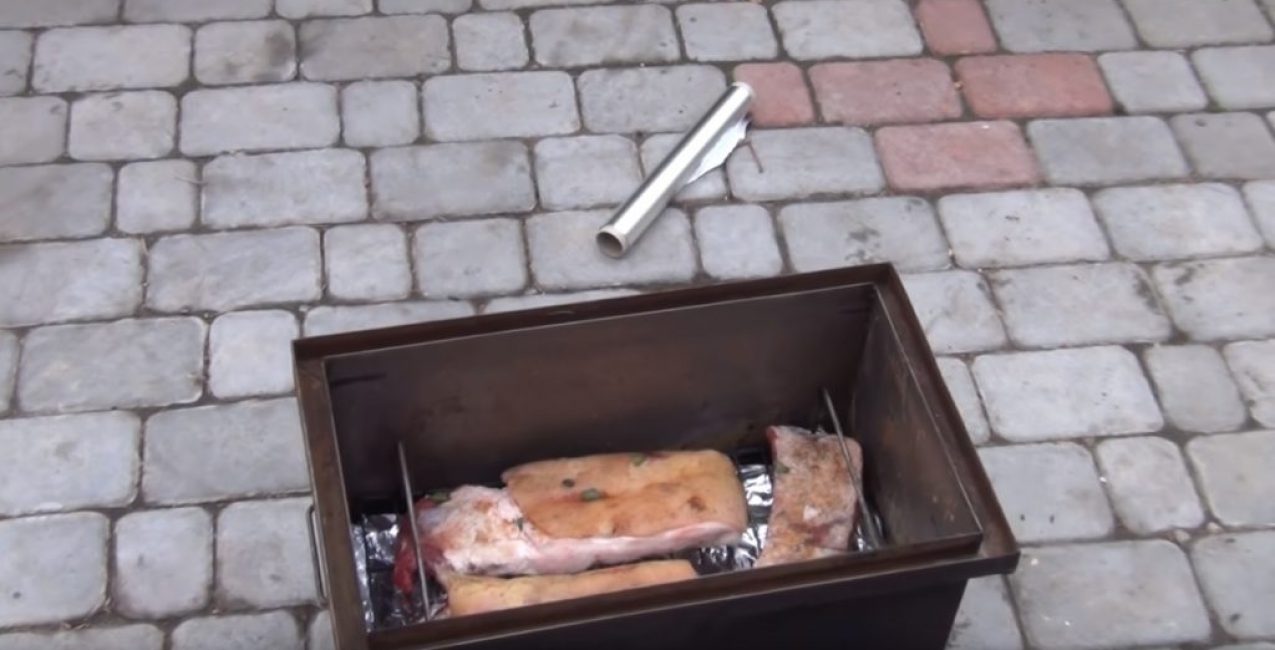 La viande est placée côté peau vers le haut