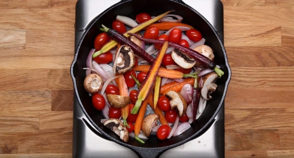 Rôtir des légumes dans une poêle