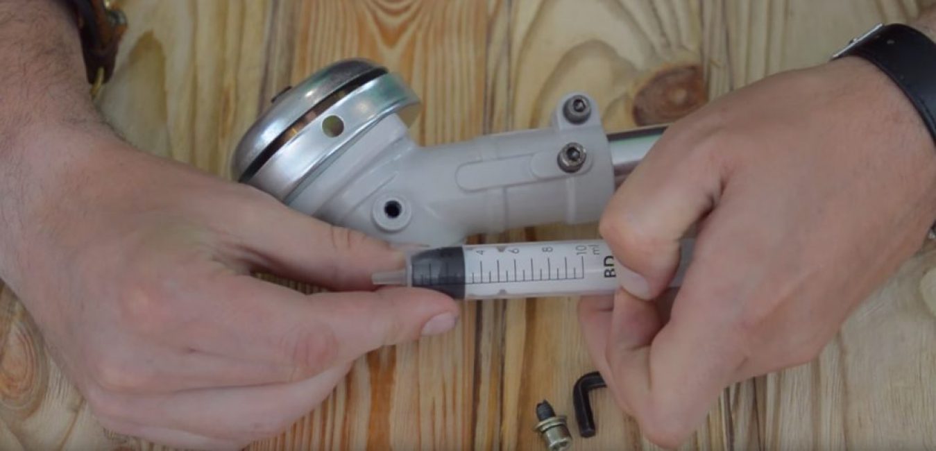 Le piston est réinséré dans la seringue.