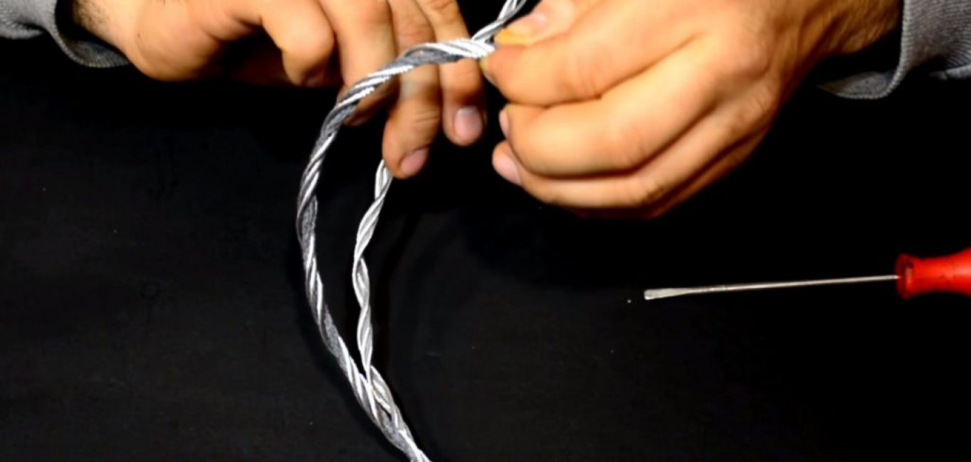 Dérouler le câble jusqu'à atteindre le point marqué avec du ruban adhésif