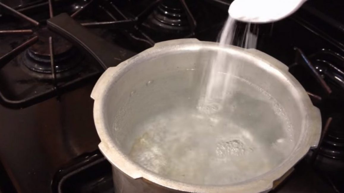 Ajouter 1 cuillère à soupe dans la casserole. l. un soda