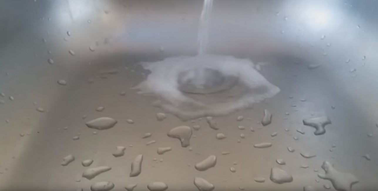 Verser de l'eau bouillante dans le blocage