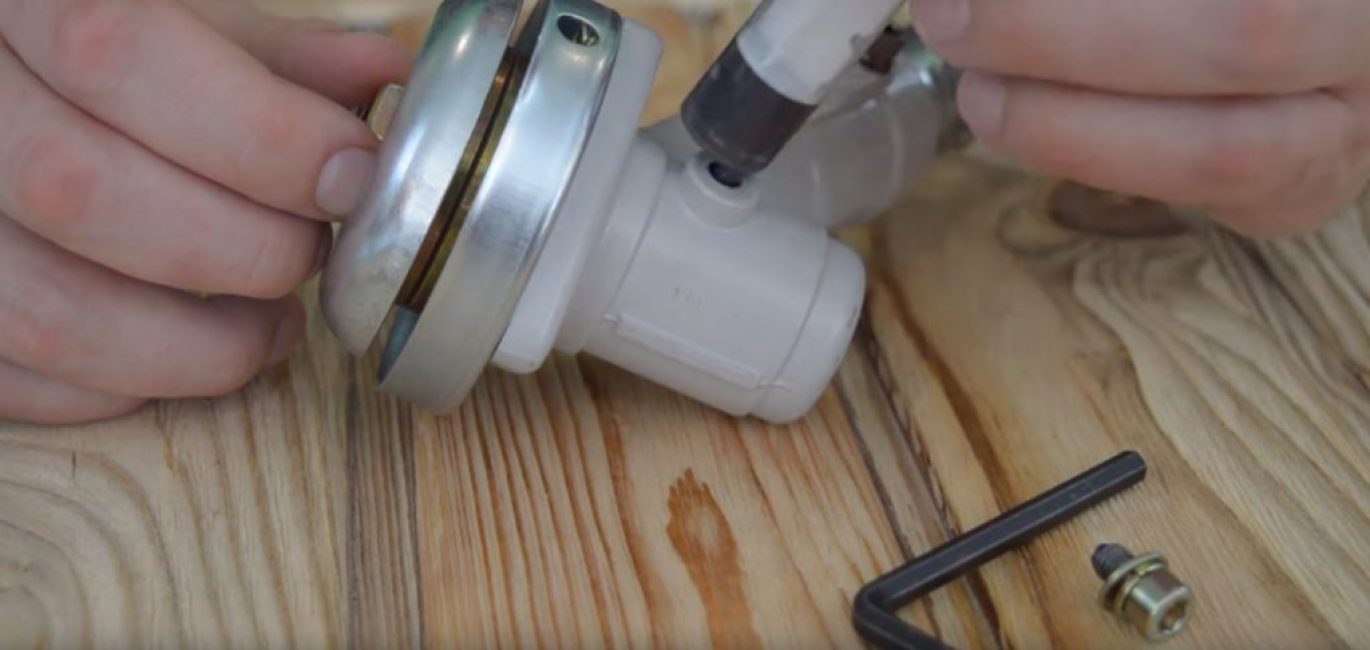 La seringue est insérée dans l'ouverture du réducteur