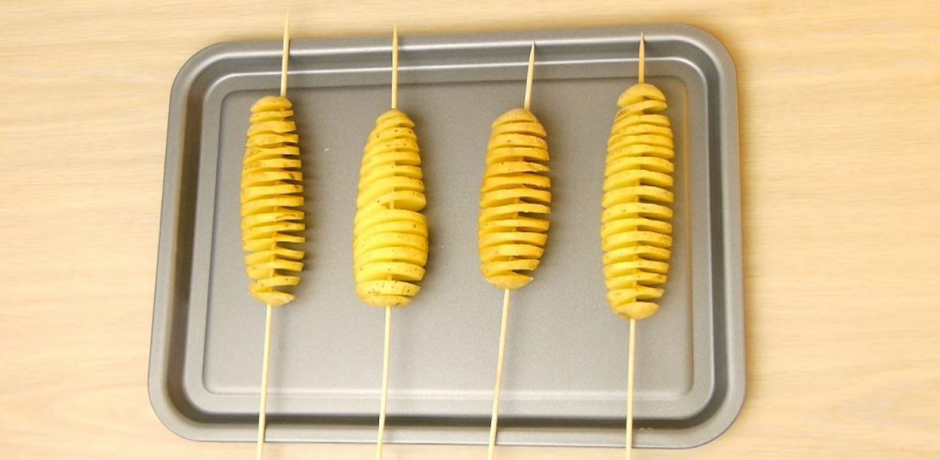 Pommes de terre préparées sur une plaque à pâtisserie