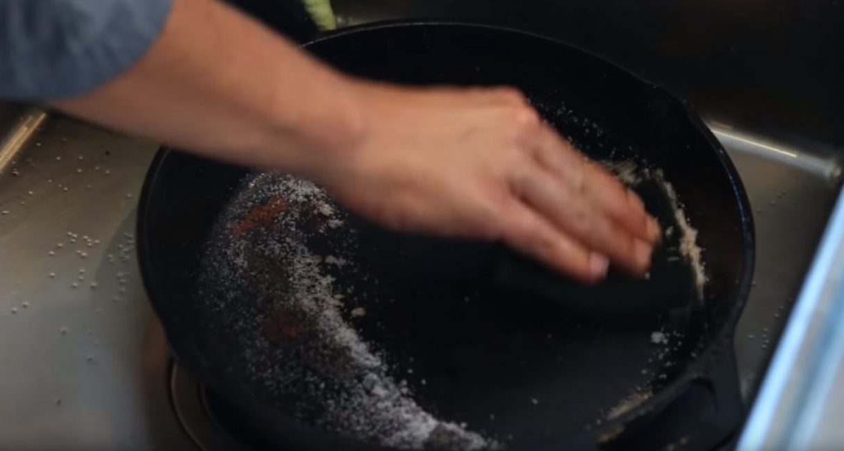 Nettoyer le fond de la casserole avec une éponge et du sel