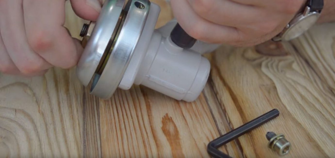 Presser un peu de graisse dans la boîte de vitesses et la tourner d'environ un quart de tour