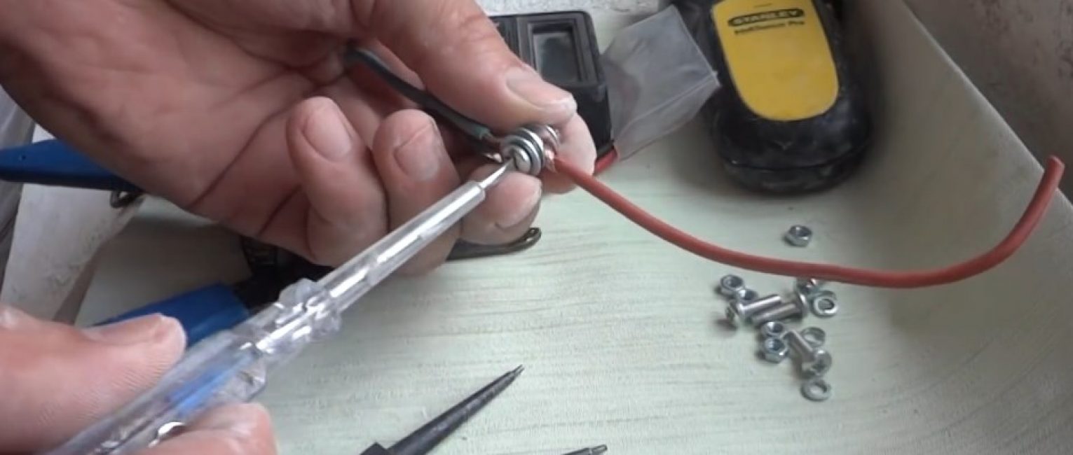 Après avoir installé les fils au besoin, nous resserrons la connexion