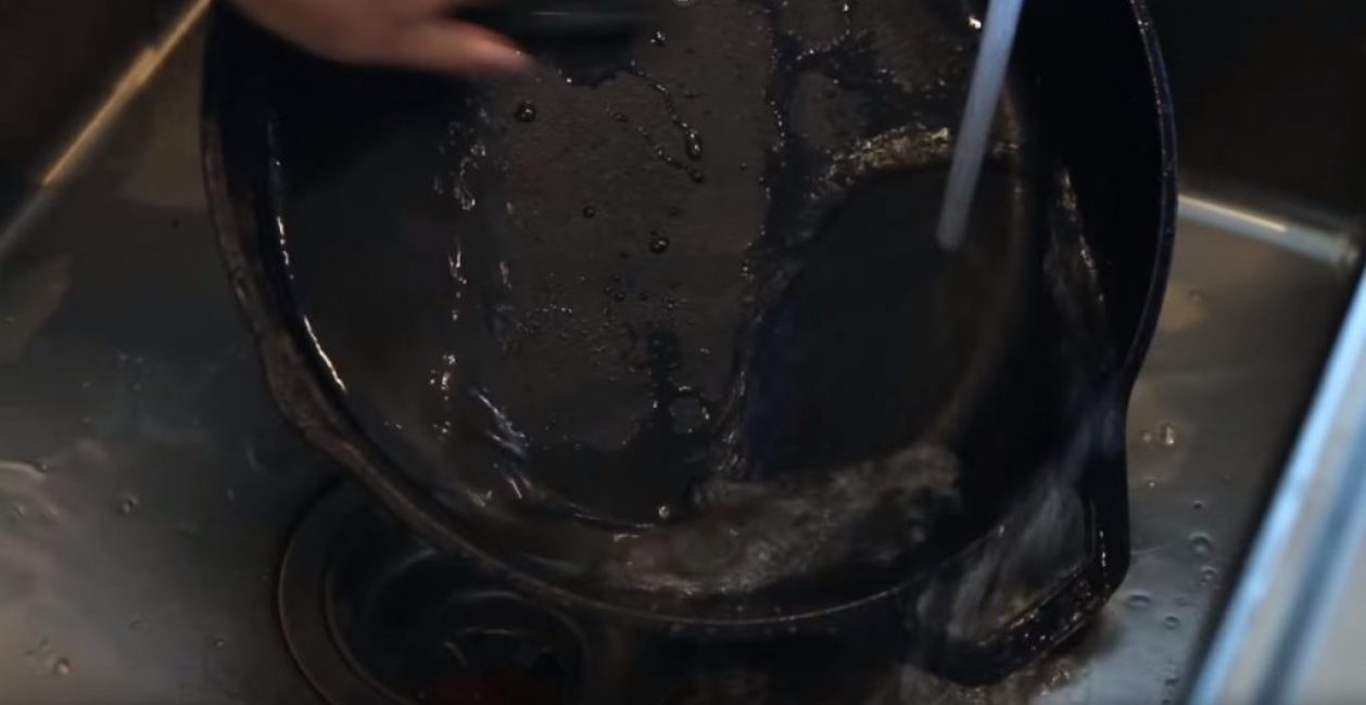 Après le nettoyage, rincez la casserole à l'eau chaude