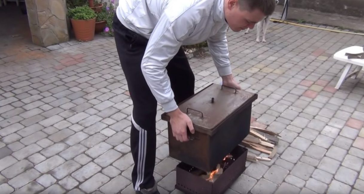 Après que le feu se soit déclaré, le fumoir est placé sur une source de chaleur.