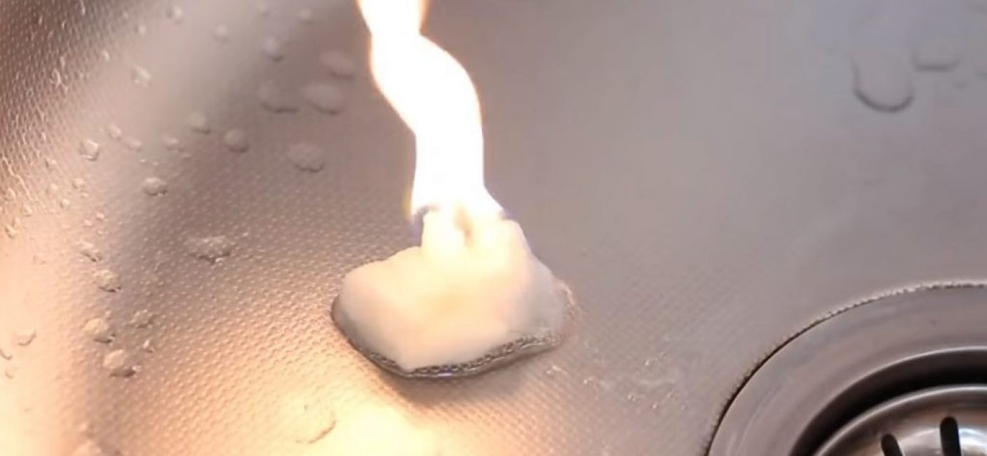 Le coton brûlant traité avec WD40 ne peut pas être éteint par l'eau.